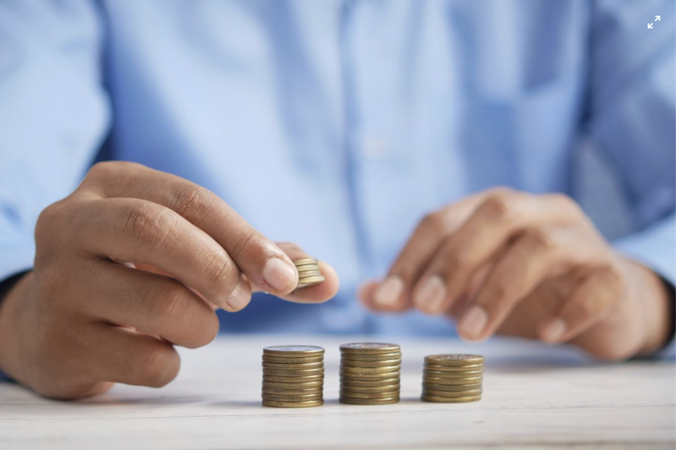 Monete impilate per rappresentare il budget di una campagna Google Ads o Meta Ads